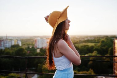Beyaz tişört ve mavi etek oldukça genç bir kadın portresi