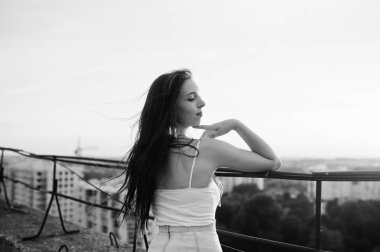 Casual giyim t hayran güzel genç bir kadın portresi