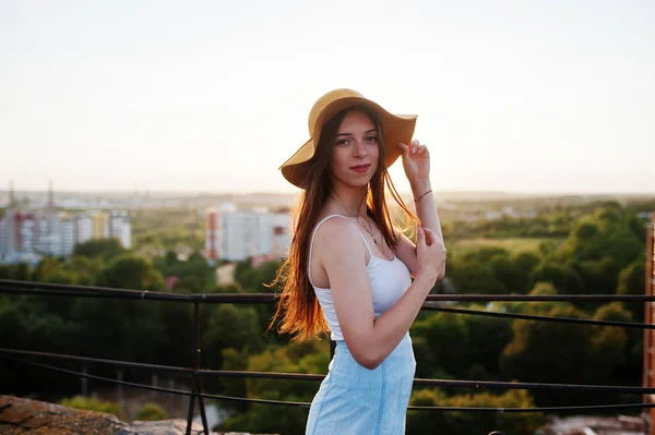 Retrato de uma jovem bonita em t-shirt branca e saia azul — Fotografia de Stock