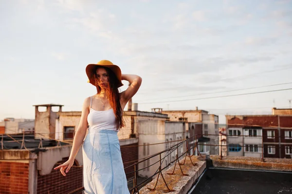 Portrait d'une jolie jeune femme en t-shirt blanc et jupe bleue — Photo