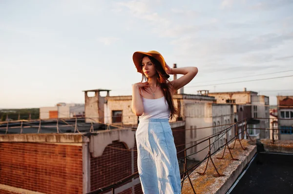 Retrato de una bonita joven con camiseta blanca y falda azul —  Fotos de Stock