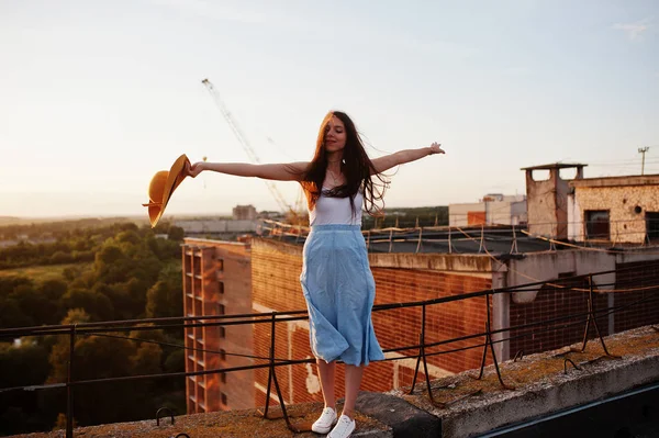 Retrato de uma linda menina em roupas casuais posando no telhado — Fotografia de Stock