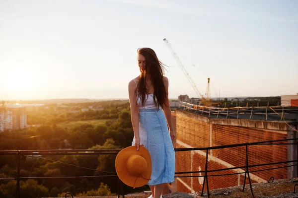 Retrato de uma linda menina em roupas casuais posando no telhado — Fotografia de Stock