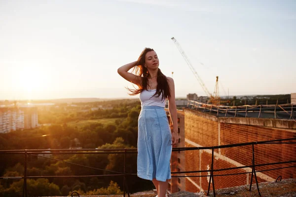 Portrait d'une femme exceptionnelle en t-shirt blanc et jupe bleue — Photo