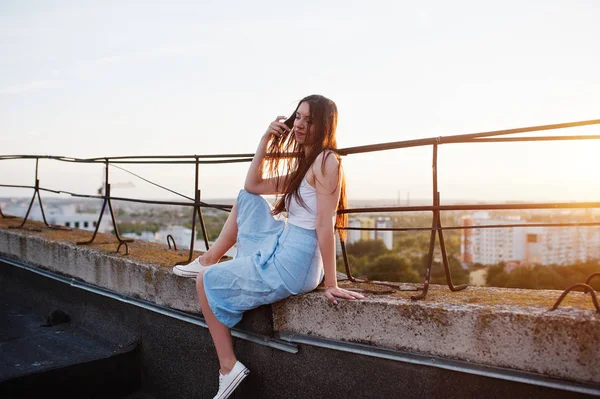 Porträt einer atemberaubenden jungen Frau in weißem T-Shirt und blauem Ski — Stockfoto