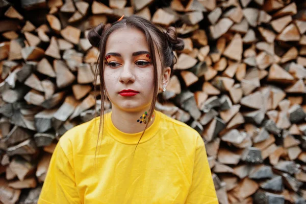 Genç kız parlak makyajlı tekrar sarı forması giymek