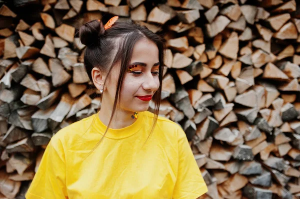 Rolig tjej med ljusa make-up, bära på gula skjorta igen — Stockfoto