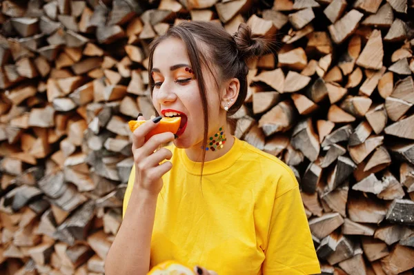 Genç kız parlak makyajlı, sarı gömlek giymek yemek p