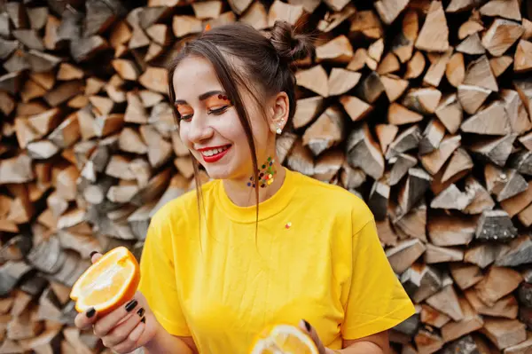 Genç kız parlak makyajlı, sarı gömlek giymek tutun 