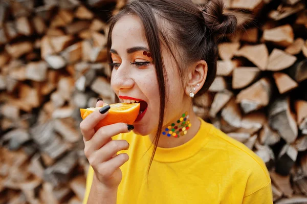 Genç kız parlak makyajlı, sarı gömlek giymek yemek p