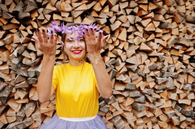 Genç komik parlak makyajlı kız gülümsedi, üzerinde sarı Şir giymek