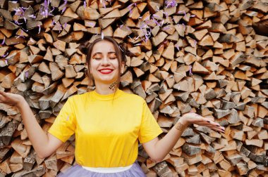 Genç komik parlak makyajlı kız gülümsedi, üzerinde sarı Şir giymek