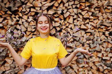 Genç komik parlak makyajlı kız gülümsedi, üzerinde sarı Şir giymek