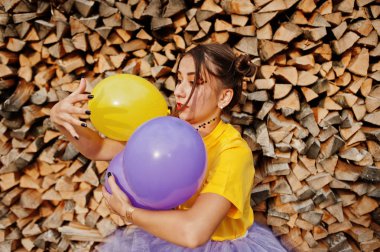 Genç kız parlak makyajlı giymek ile sarı gömlek 