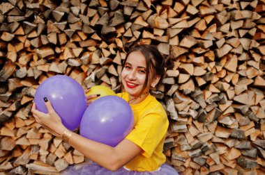 Genç kız parlak makyajlı giymek ile sarı gömlek 