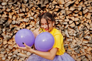 Genç kız parlak makyajlı giymek ile sarı gömlek 