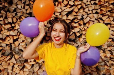 Genç kız parlak makyajlı giymek ile sarı gömlek 