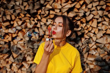 Genç kız parlak makyajlı şişmiş sarı forması giymek