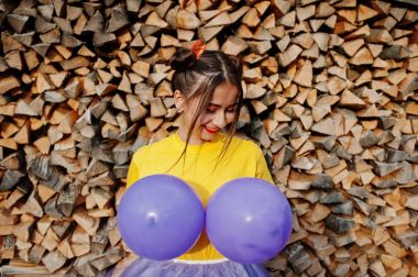 Genç kız parlak makyajlı giymek ile sarı gömlek 