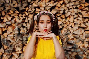 Genç kız parlak makyajlı sarı forması giymek ve 