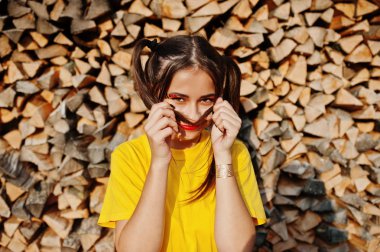 Genç kız parlak makyajlı, kuyruk saç aşınma sarı s