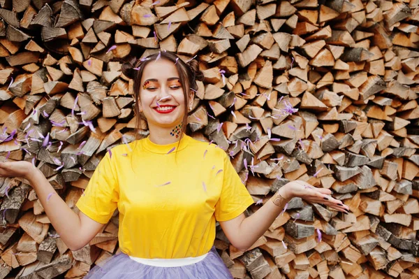 Genç komik parlak makyajlı kız gülümsedi, üzerinde sarı Şir giymek