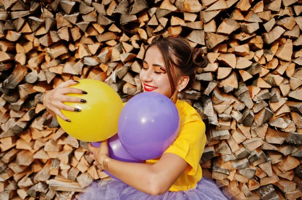 Młoda dziewczyna śmieszne z jasny makijaż, nosić na żółta Koszulka z — Zdjęcie stockowe