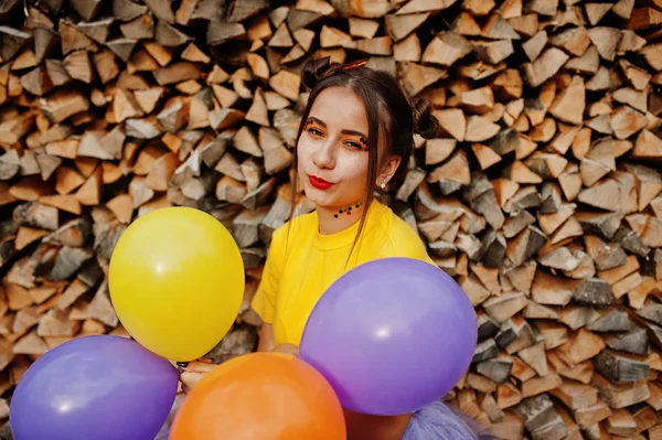 Rolig tjej med ljusa make-up, bära på gula skjorta med — Stockfoto