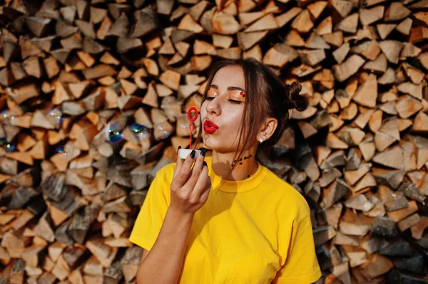 Genç kız parlak makyajlı şişmiş sarı forması giymek