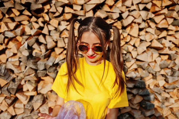 Menina engraçada nova com maquiagem brilhante, desgaste do cabelo cauda em amarelo s — Fotografia de Stock