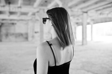 Güneş gözlüğü aşınmaya karşı aba siyah kırmızı saçlı şık kız