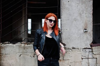 Güneş gözlüğü aşınmaya karşı aba siyah kırmızı saçlı şık kız