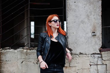 Güneş gözlüğü aşınmaya karşı aba siyah kırmızı saçlı şık kız