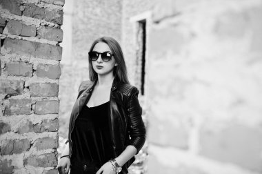 Güneş gözlüğü aşınmaya karşı aba siyah kırmızı saçlı şık kız