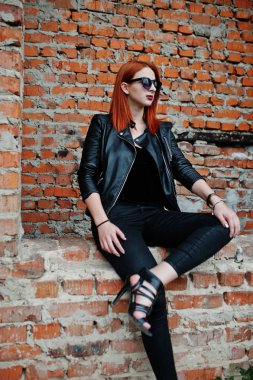 Güneş gözlüğü aşınmaya karşı aba siyah kırmızı saçlı şık kız