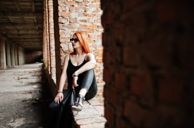 Güneş gözlüğü aşınmaya karşı aba siyah kırmızı saçlı şık kız