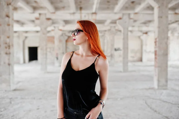 Güneş gözlüğü aşınmaya karşı aba siyah kırmızı saçlı şık kız — Stok fotoğraf