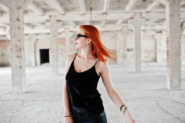 Chica de pelo rojo con estilo en gafas de sol usan en negro, contra aba —  Fotos de Stock