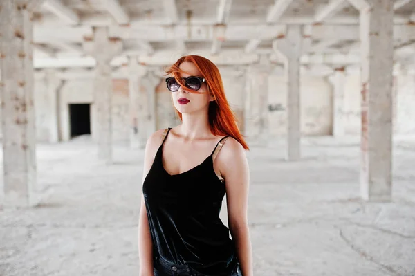 Capelli rossi ragazza elegante in occhiali da sole indossare in nero, contro aba — Foto Stock