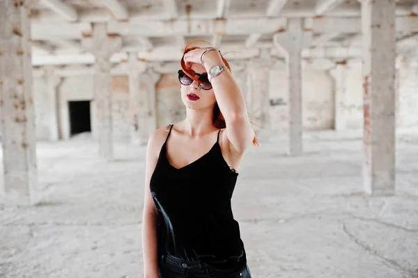 Aba アゲインストの黒のサングラス着用で赤い髪のスタイリッシュな女の子 — ストック写真