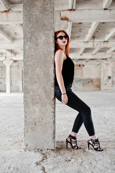 Rothaarige stylische Mädchen mit Sonnenbrille tragen in schwarz, gegen aba — Stockfoto