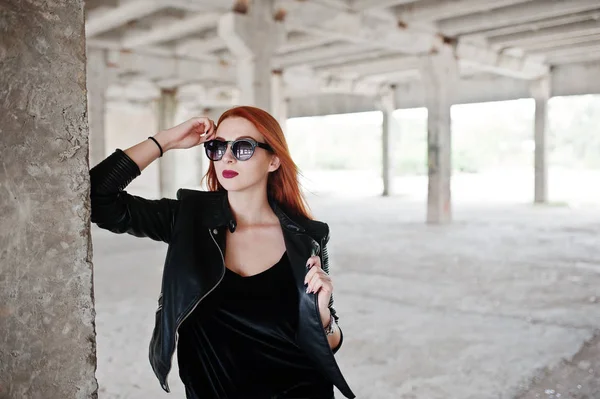 Chica de pelo rojo con estilo en gafas de sol usan en negro, contra aba —  Fotos de Stock