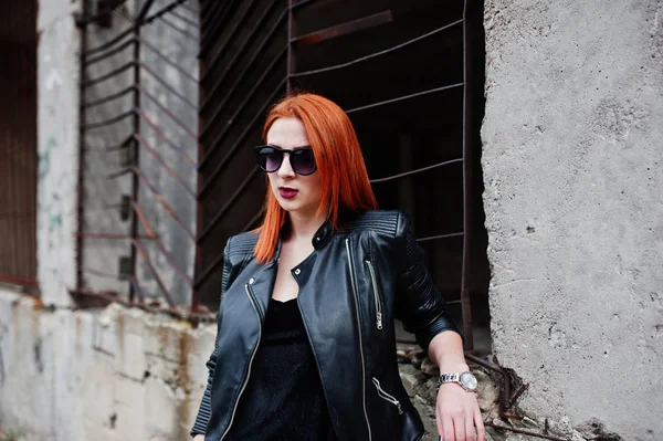 Güneş gözlüğü aşınmaya karşı aba siyah kırmızı saçlı şık kız