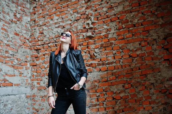 Chica de pelo rojo con estilo en gafas de sol usan en negro, contra aba — Foto de Stock