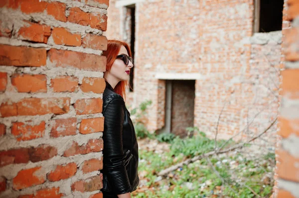 Chica de pelo rojo con estilo en gafas de sol usan en negro, contra aba — Foto de Stock