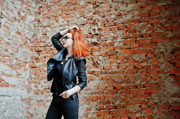 Chica de pelo rojo con estilo en gafas de sol usan en negro, contra aba — Foto de Stock