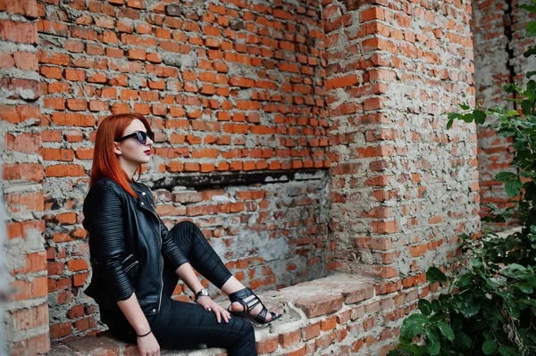 Red haired stylish girl in sunglasses wear in black, against aba — Stock Photo, Image