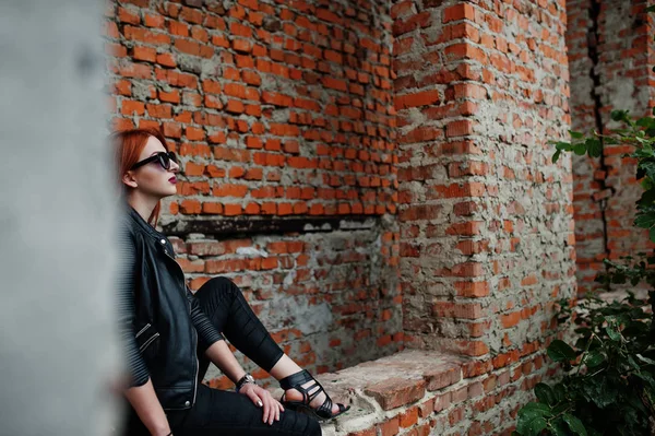 Red haired stylish girl in sunglasses wear in black, against aba — Stock Photo, Image