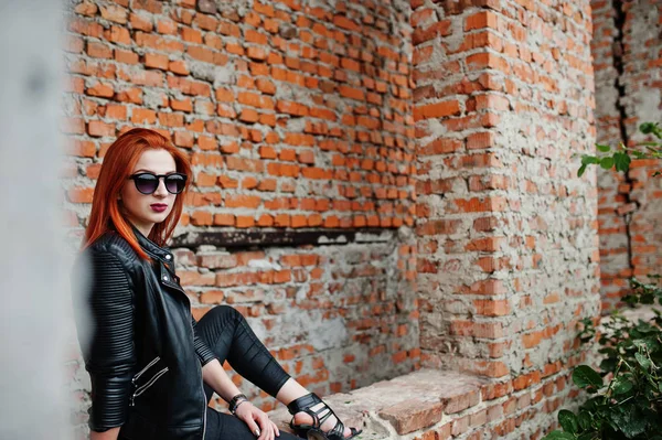 Chica de pelo rojo con estilo en gafas de sol usan en negro, contra aba —  Fotos de Stock