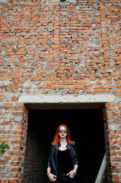 Aba에 대 한 블랙에 선글라스 착용에 빨간 머리의 세련 된 소녀 — 스톡 사진